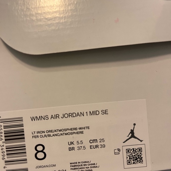 Nike air Jordans 1 mid se size 8 - Picture 2 of 3